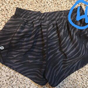 LULULEMON Hotty Hot Low-Rise 2.5' shorts WOMEN size 4